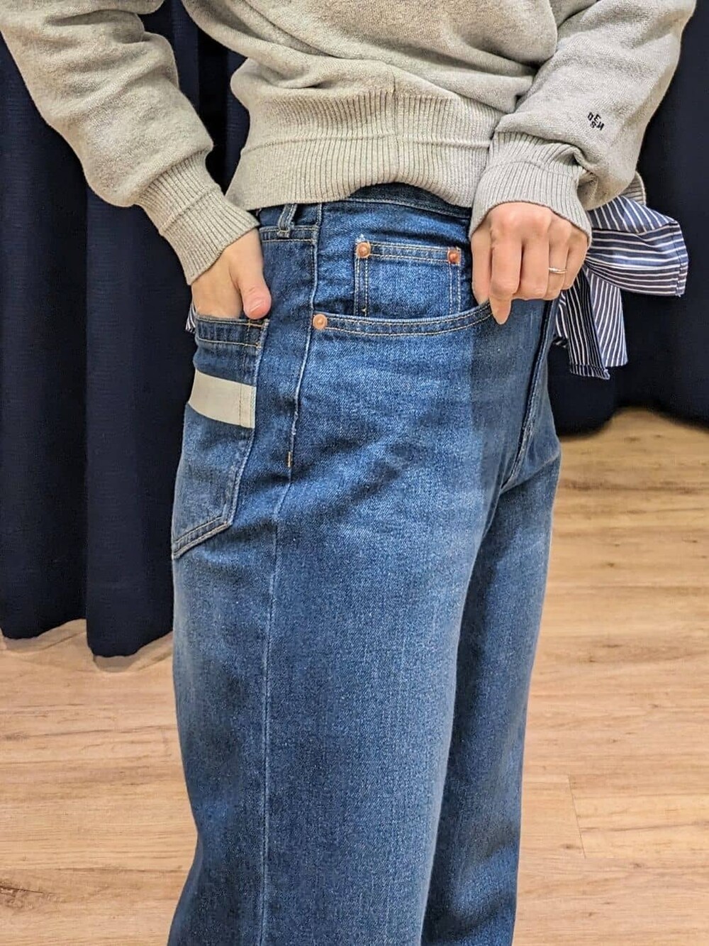 ブルー系のシャツ/ブラウス、グレー系のニット/セーター、ブルー系のその他パンツを着用したレディースの冬コーディネートの6枚目の写真