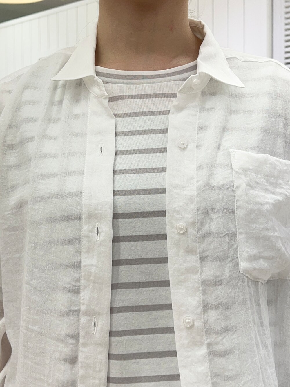 ホワイト系のシャツ/ブラウス、グレー系のTシャツ/カットソー、ブルー系のその他パンツを着用したレディースの春コーディネートの4枚目の写真