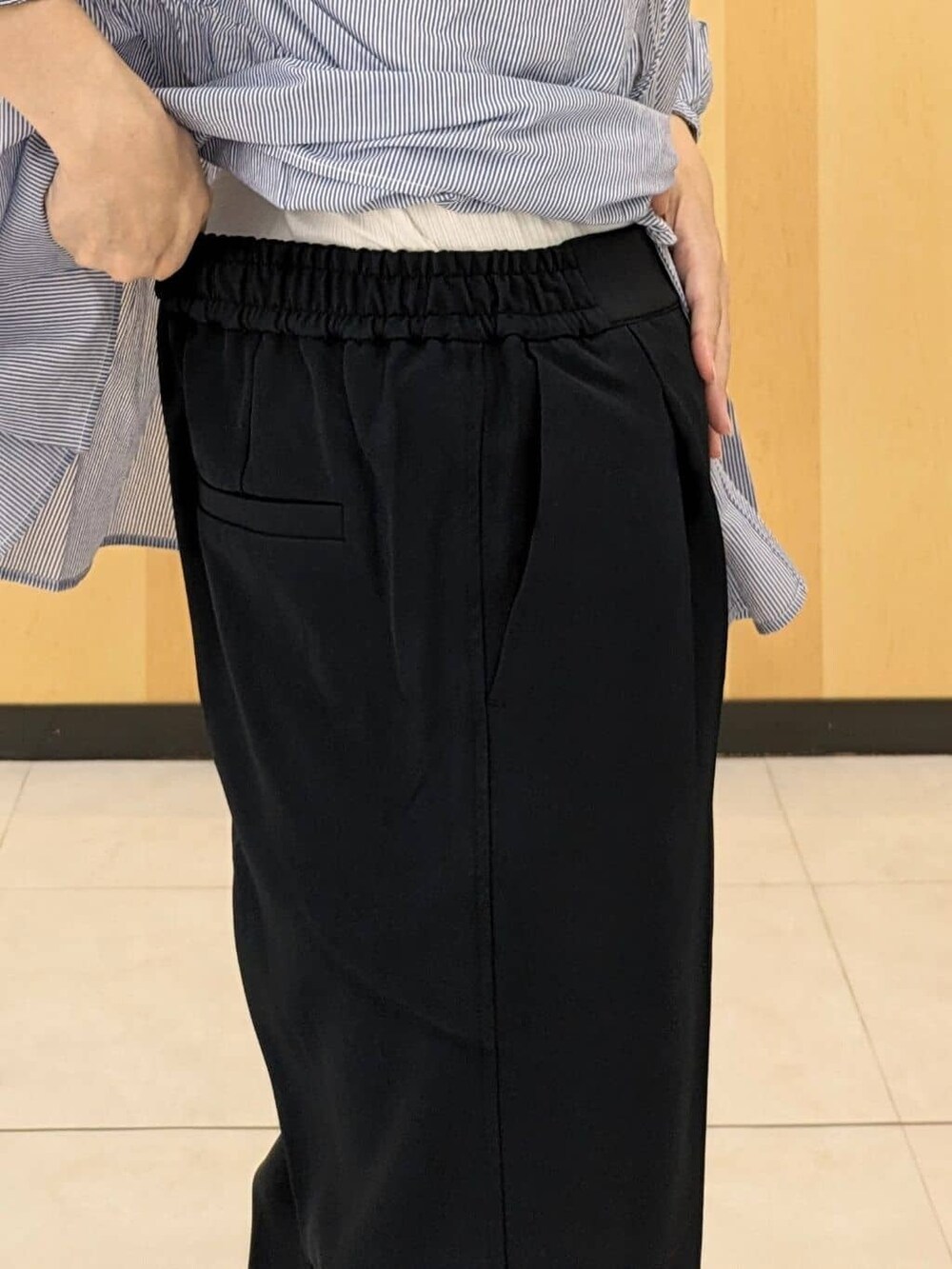 ブルー系のシャツ/ブラウス、ブルー系のその他パンツ、グレー系のトートバッグを着用したレディースの秋コーディネートの6枚目の写真
