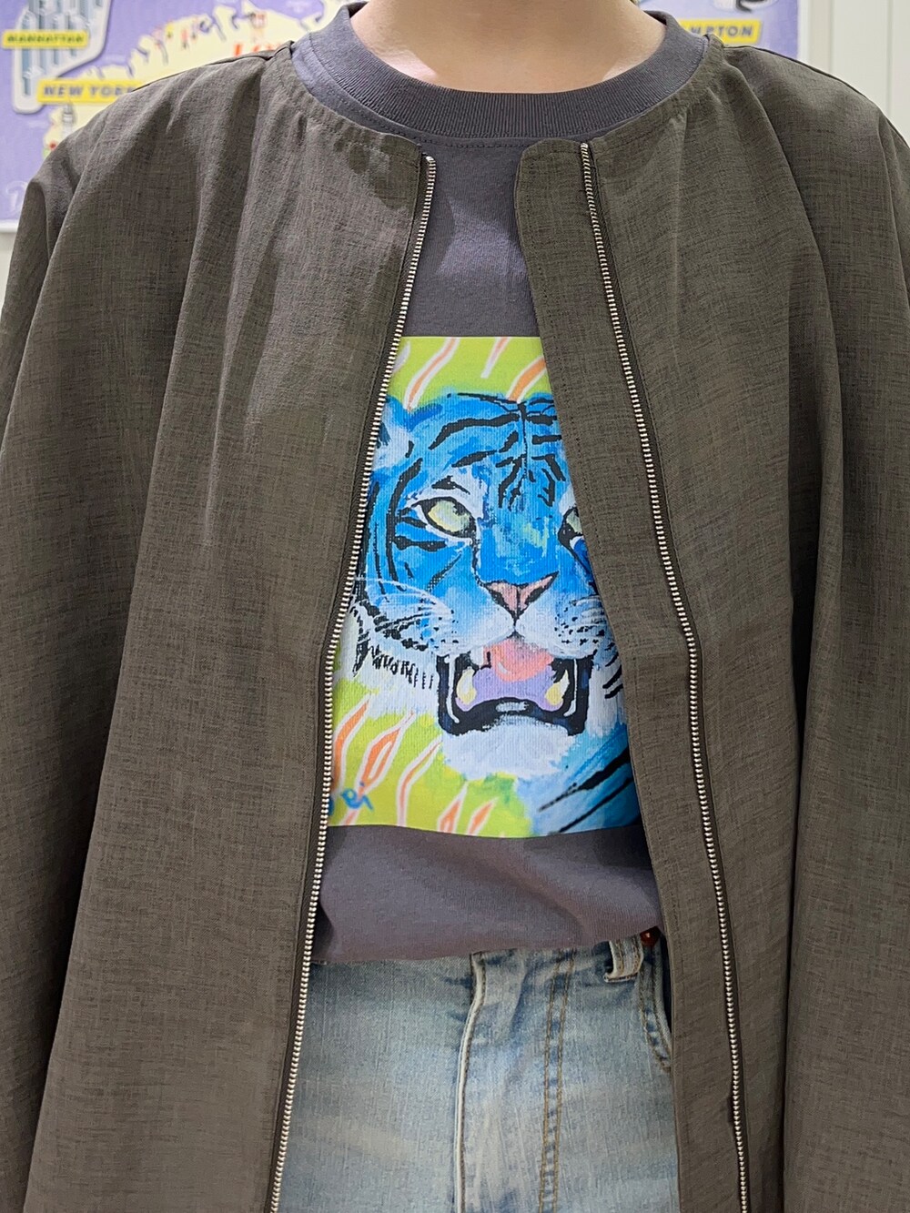 グレー系のブルゾン、グレー系のTシャツ/カットソー、ブルー系のその他パンツを着用したレディースの夏コーディネートの5枚目の写真