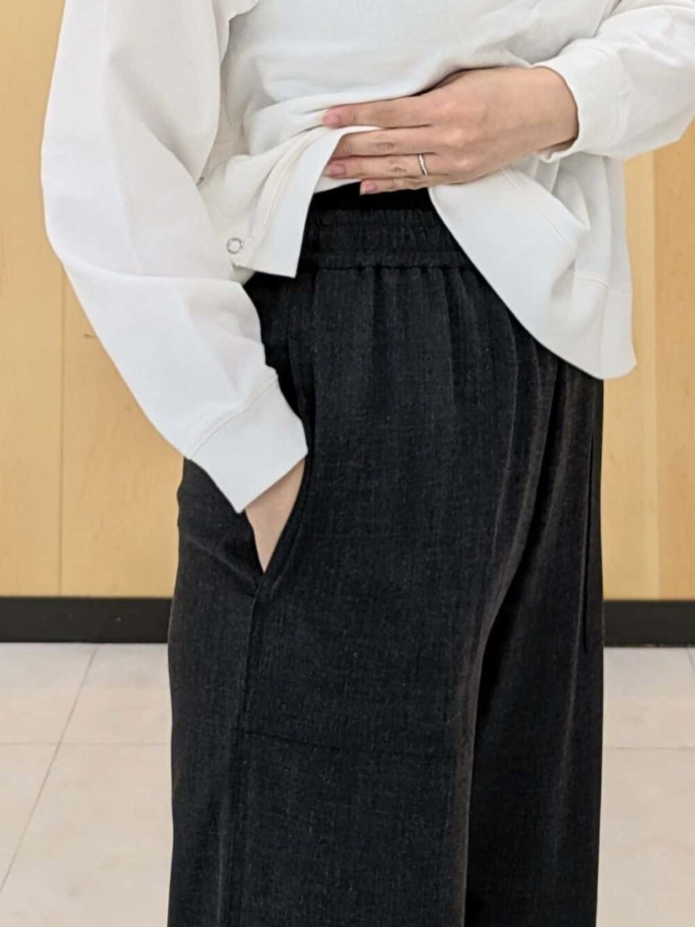 ホワイト系のTシャツ/カットソー、グレー系のその他パンツ、ブラウン系のショルダーバッグを着用したレディースの秋コーディネートの7枚目の写真