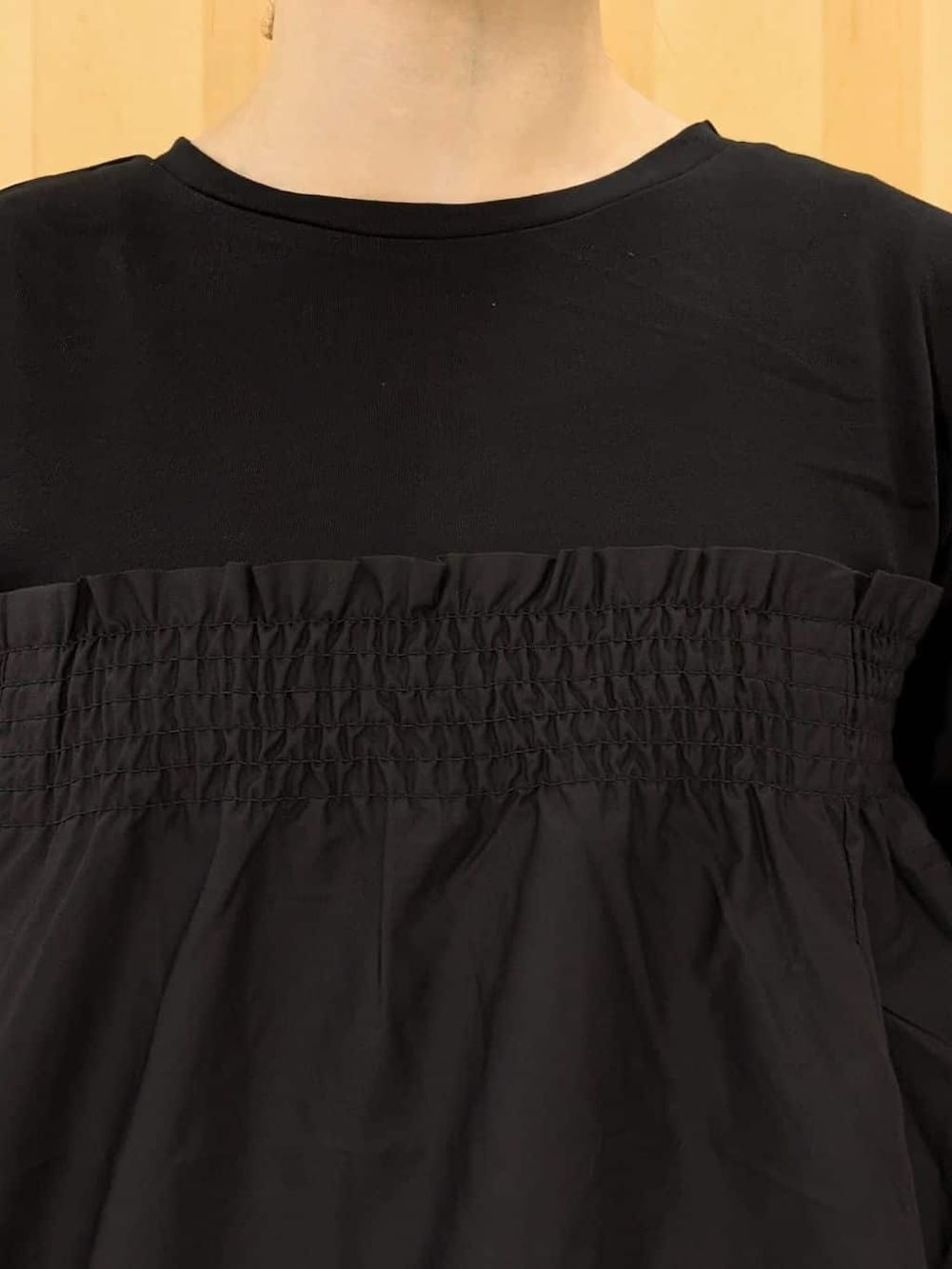 ブラック系のTシャツ/カットソー、ブルー系のスカート、ブラック系のショルダーバッグを着用したレディースの秋コーディネートの5枚目の写真