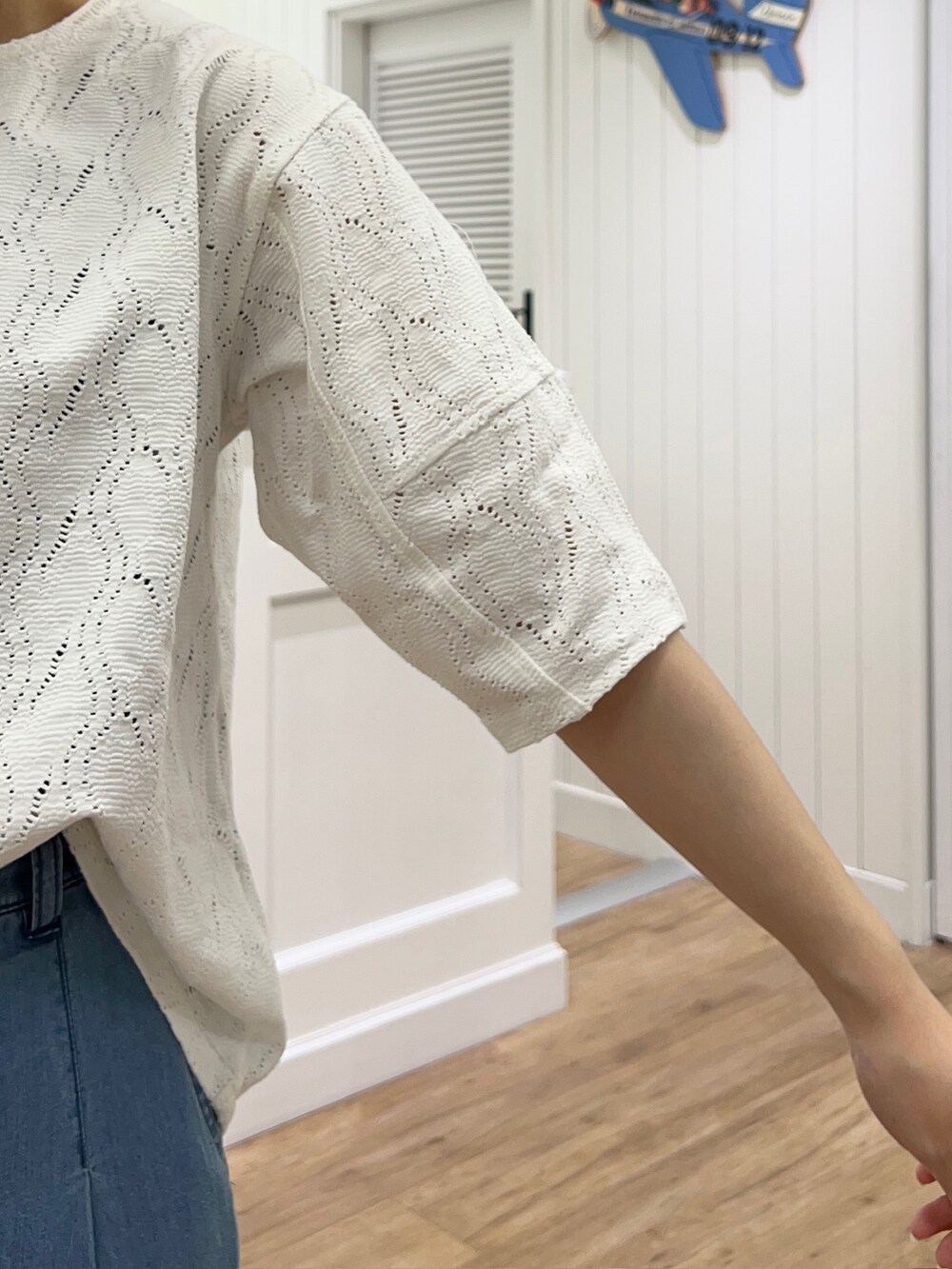 ホワイト系のTシャツ/カットソー、ブルー系のデニムパンツを着用したレディースの夏コーディネートの5枚目の写真