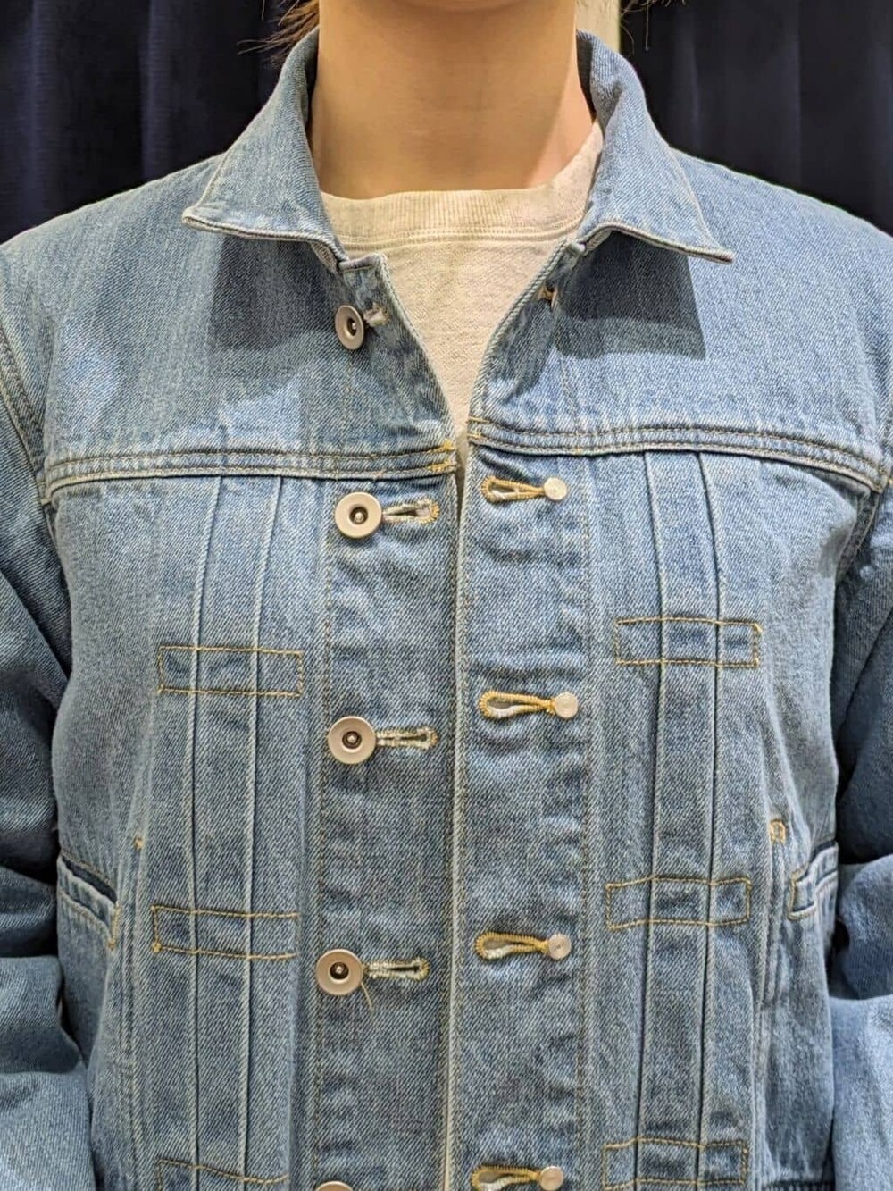 ベージュ系のTシャツ/カットソー、ブルー系のデニムジャケット、ブルー系のデニムパンツを着用したレディースの冬コーディネートの5枚目の写真