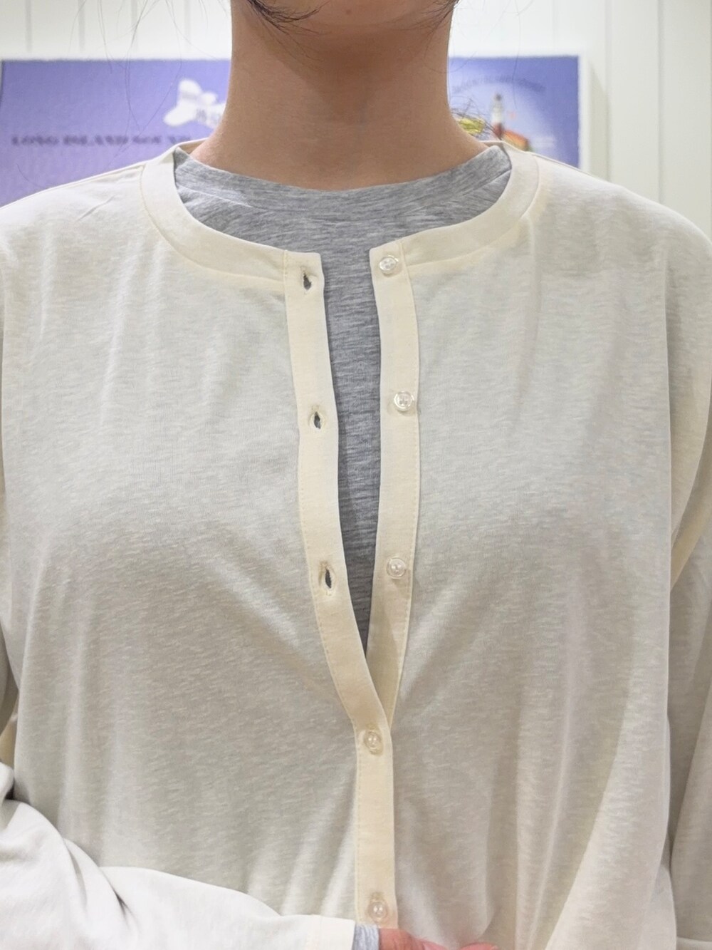 グレー系のその他パンツ、グレー系のトートバッグ、ブラック系のパンプスを着用したレディースの秋コーディネートの4枚目の写真