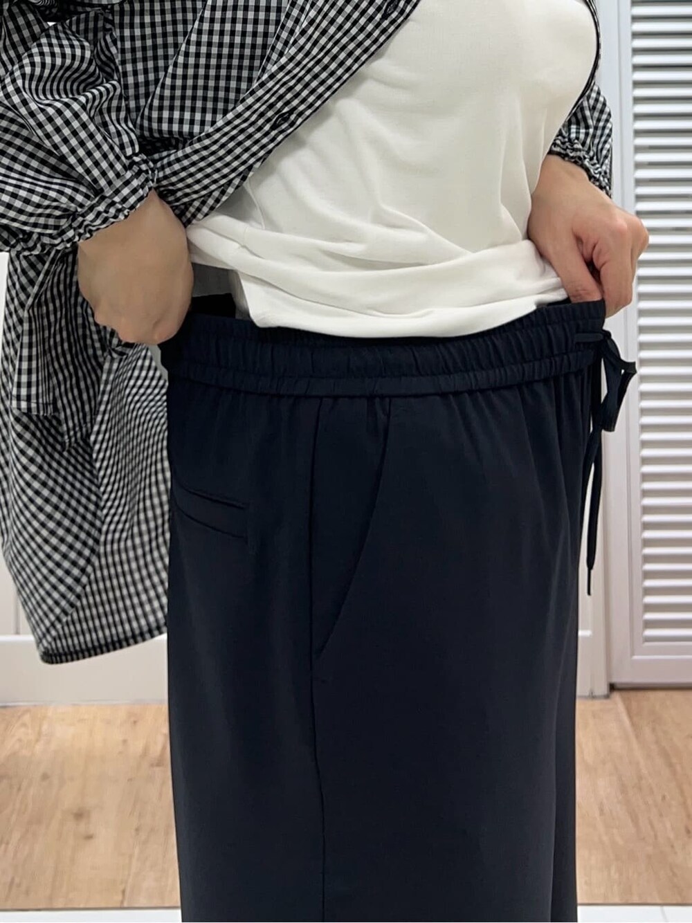 ホワイト系のTシャツ/カットソー、ブラック系のシャツ/ブラウス、ブルー系のその他パンツを着用したレディースの春コーディネートの6枚目の写真