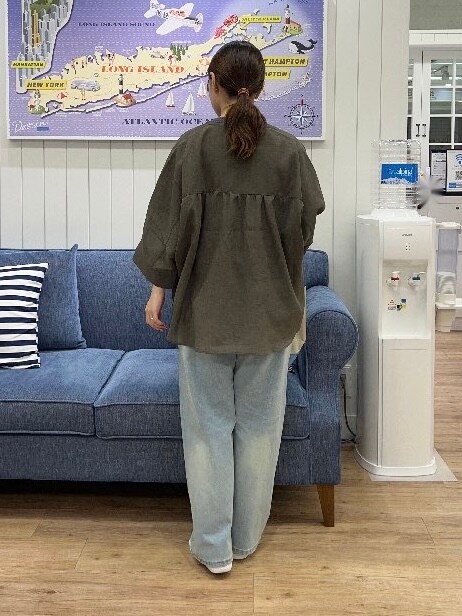 グレー系のブルゾン、グレー系のTシャツ/カットソー、ブルー系のその他パンツを着用したレディースの夏コーディネートの3枚目の写真