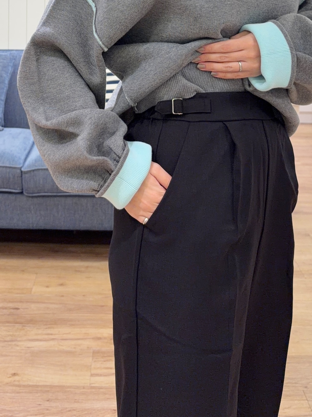 グレー系のTシャツ/カットソー、ブラック系のその他パンツ、ブラック系のトートバッグを着用したレディースの秋コーディネートの7枚目の写真