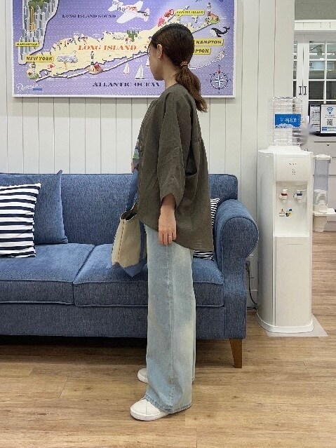 グレー系のブルゾン、グレー系のTシャツ/カットソー、ブルー系のその他パンツを着用したレディースの夏コーディネートの2枚目の写真