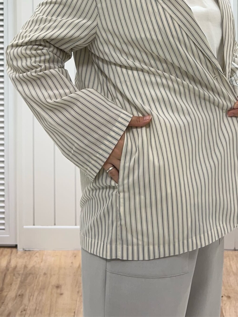 ホワイト系のTシャツ/カットソー、ベージュ系のテーラードジャケット、ベージュ系のその他パンツを着用したレディースの春コーディネートの6枚目の写真