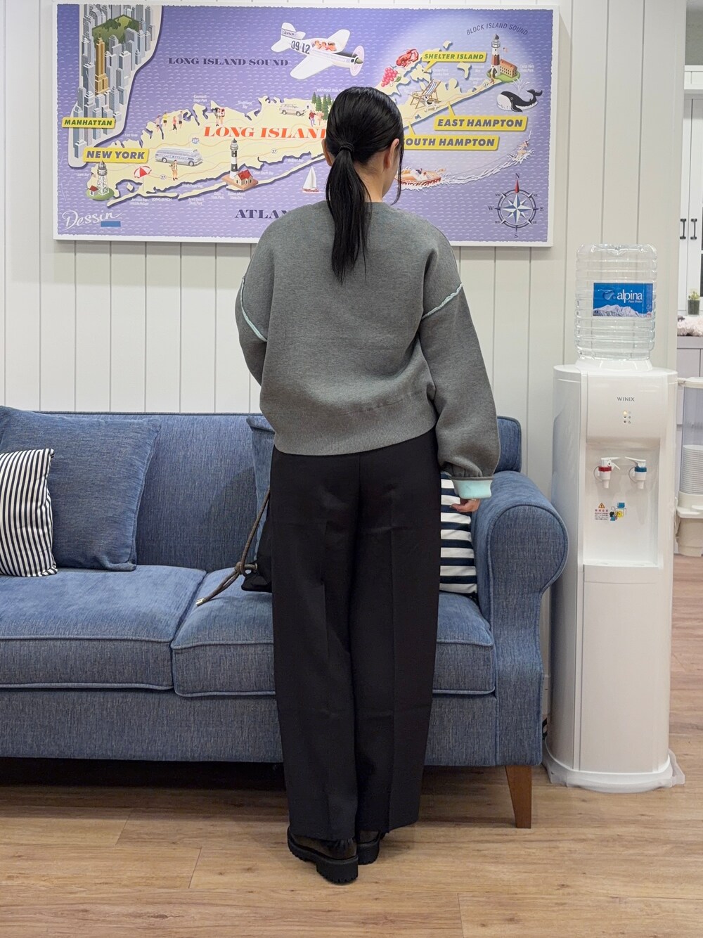 グレー系のTシャツ/カットソー、ブラック系のその他パンツ、ブラック系のトートバッグを着用したレディースの秋コーディネートの3枚目の写真