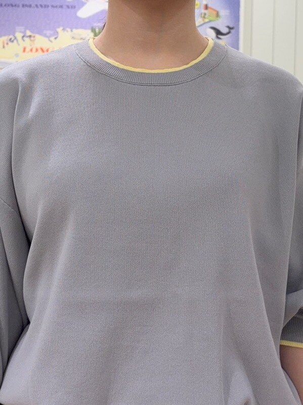 グレー系のニット/セーター、ブラウン系のその他パンツ、イエロー系のトートバッグを着用したレディースの夏コーディネートの4枚目の写真