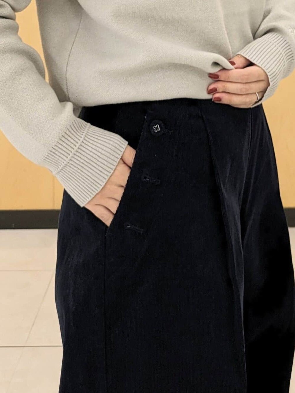 ブラック系のニット/セーター、ベージュ系のニット/セーター、ブルー系のその他パンツを着用したレディースの冬コーディネートの6枚目の写真