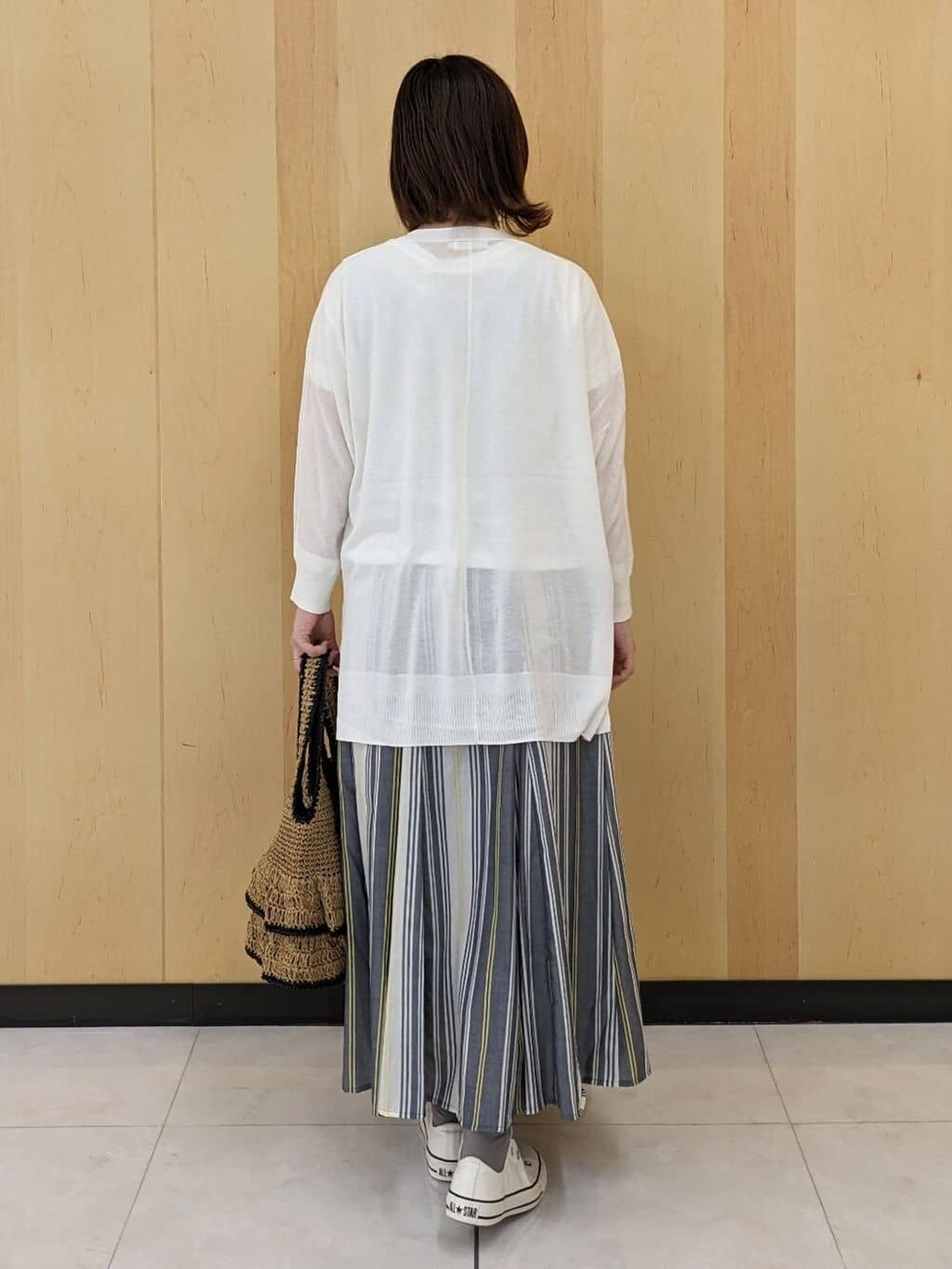 ホワイト系のカーディガン/ボレロ、ホワイト系のTシャツ/カットソー、イエロー系のトートバッグを着用したレディースの春コーディネートの3枚目の写真