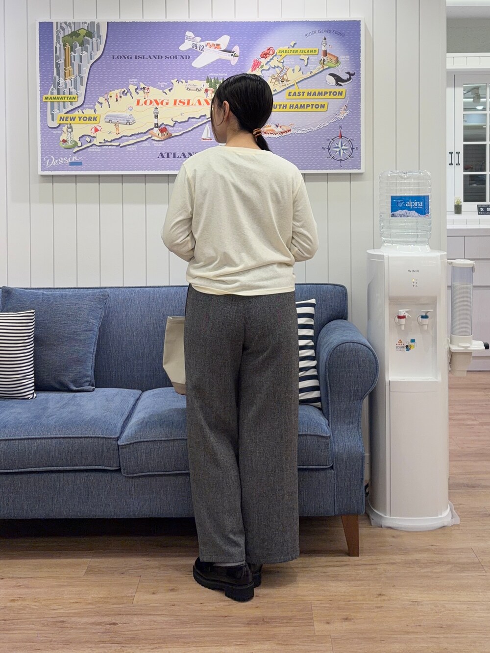 グレー系のその他パンツ、グレー系のトートバッグ、ブラック系のパンプスを着用したレディースの秋コーディネートの3枚目の写真