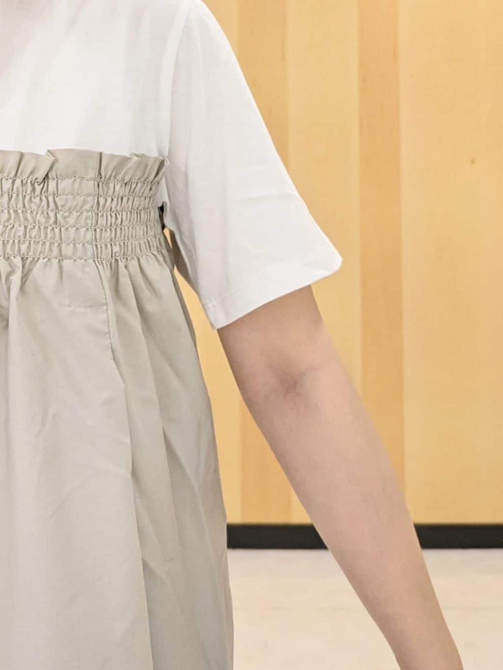 ホワイト系のTシャツ/カットソー、ブラウン系のその他パンツ、ブラウン系のショルダーバッグを着用したレディースの秋コーディネートの5枚目の写真