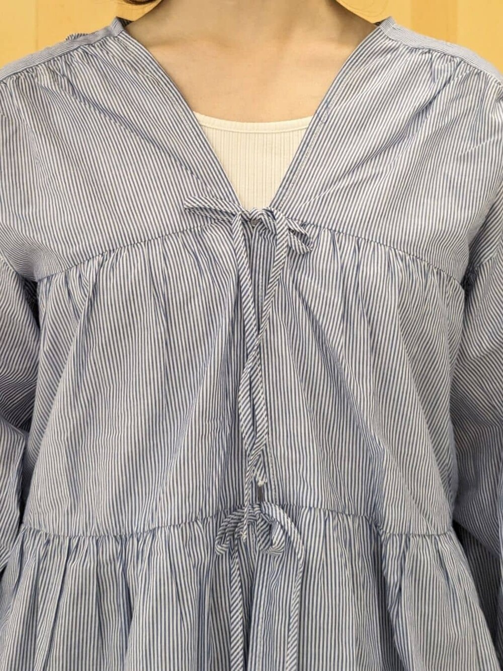 ブルー系のシャツ/ブラウス、ブルー系のその他パンツ、グレー系のトートバッグを着用したレディースの秋コーディネートの4枚目の写真