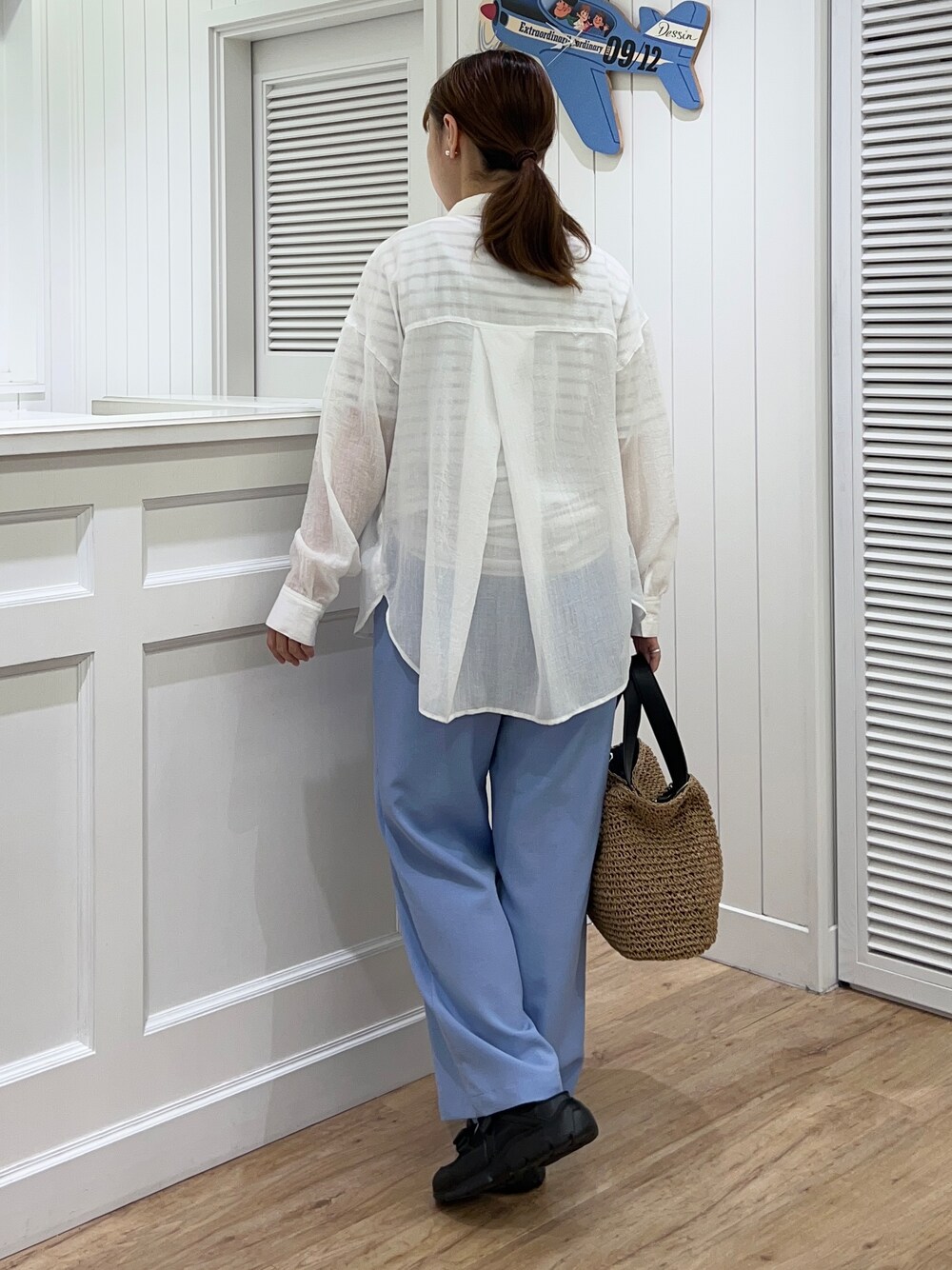 ホワイト系のシャツ/ブラウス、グレー系のTシャツ/カットソー、ブルー系のその他パンツを着用したレディースの春コーディネートの3枚目の写真