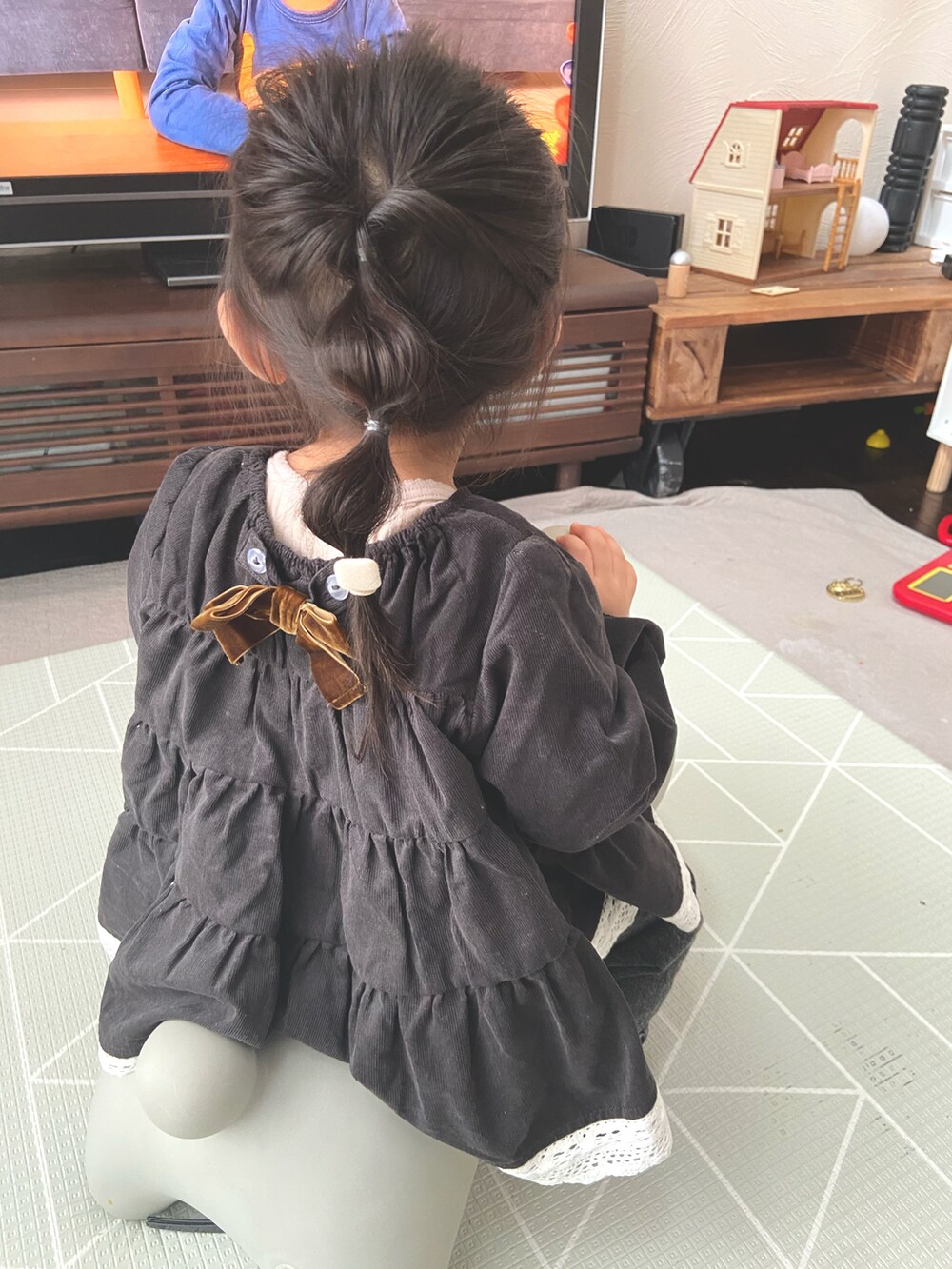 ベージュ系のジャケット/アウター、ブラック系のスニーカー、ブラック系のトップスを着用したキッズの冬コーディネートの2枚目の写真