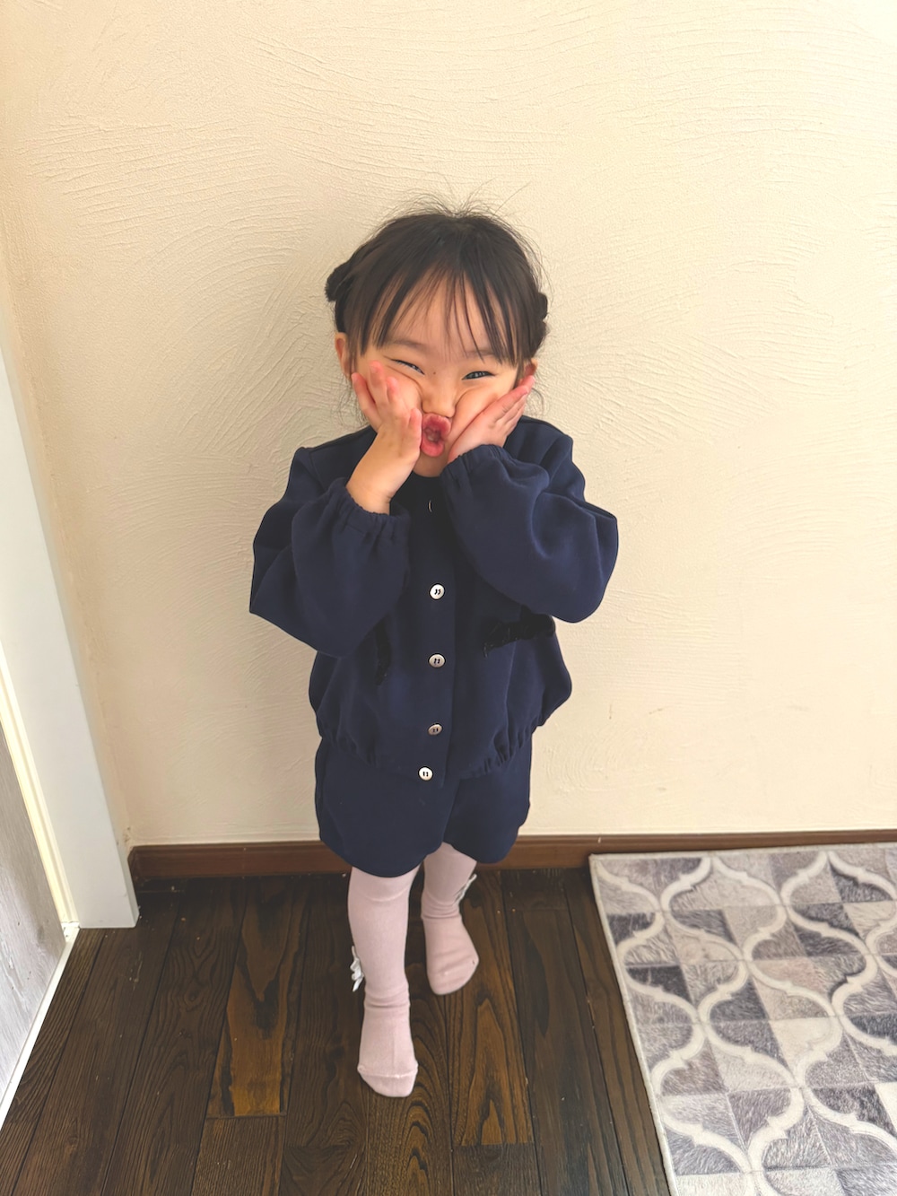 ブルー系のセットアップ、ホワイト系のタイツ/ストッキングを着用したキッズの冬コーディネートの2枚目の写真