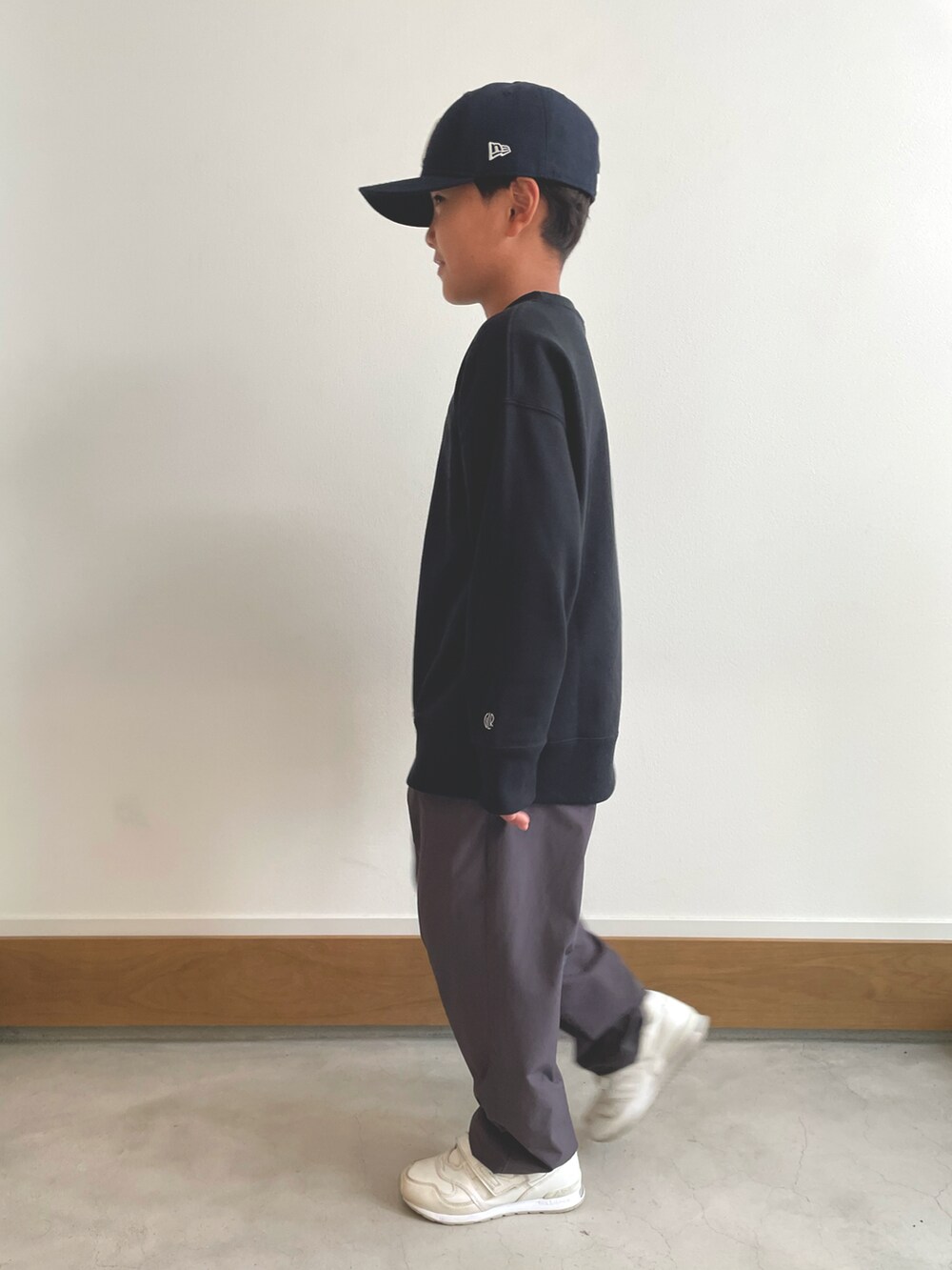 ブラック系のスウェット、グレー系のその他パンツを着用したキッズの秋コーディネートの3枚目の写真