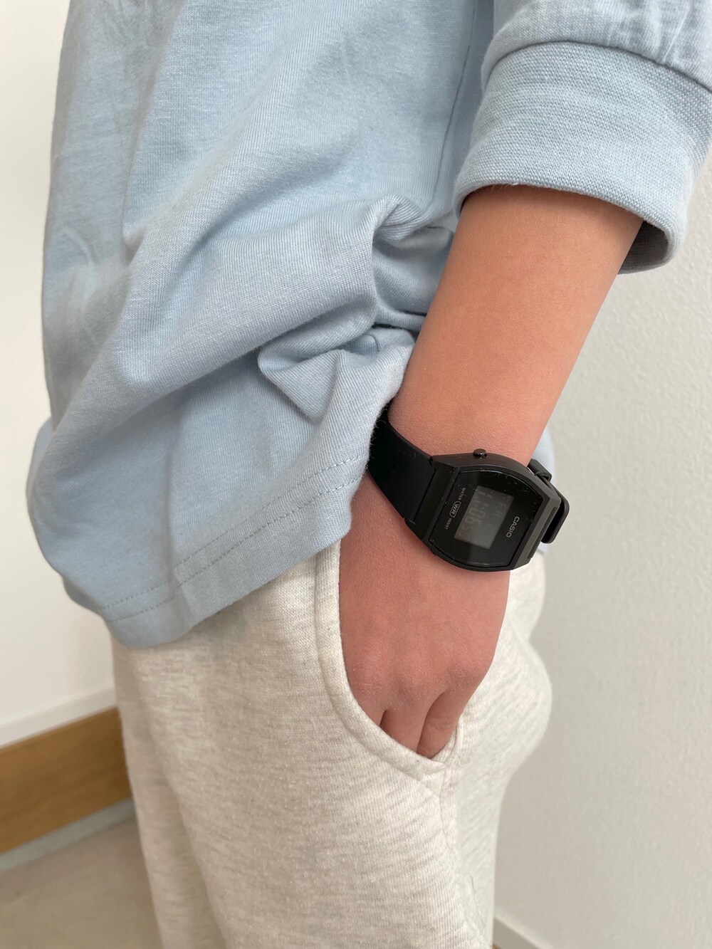 ブルー系のTシャツ/カットソー、グレー系のその他パンツ、ブラック系のデジタル腕時計を着用したキッズの冬コーディネートの2枚目の写真