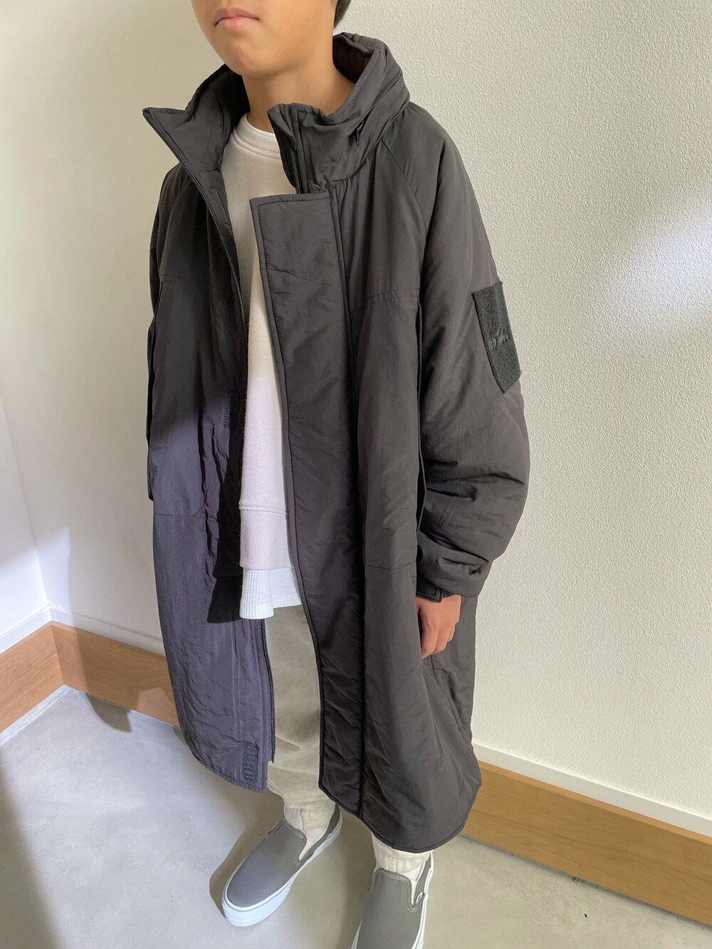 グレー系のその他パンツ、ベージュ系のスウェット、ブラック系のブルゾンを着用したキッズの秋コーディネートの2枚目の写真