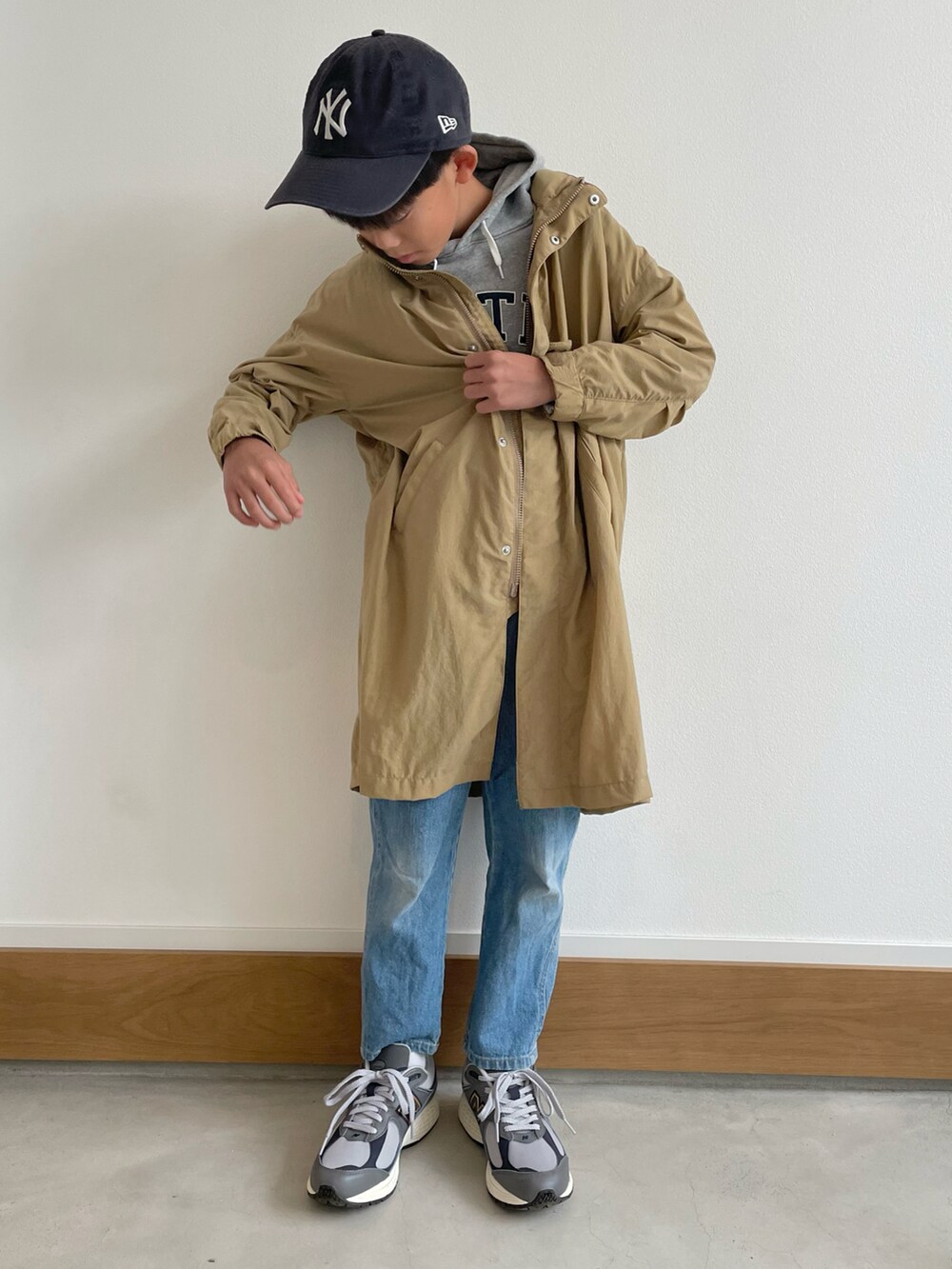 グレー系のスニーカー、グレー系のパーカーを着用したキッズの秋コーディネートの3枚目の写真