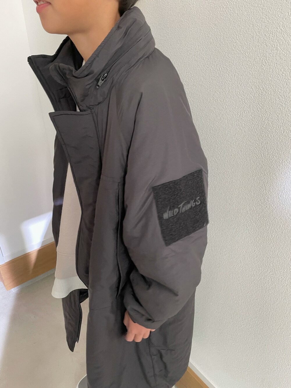 グレー系のその他パンツ、ベージュ系のスウェット、ブラック系のブルゾンを着用したキッズの秋コーディネートの3枚目の写真