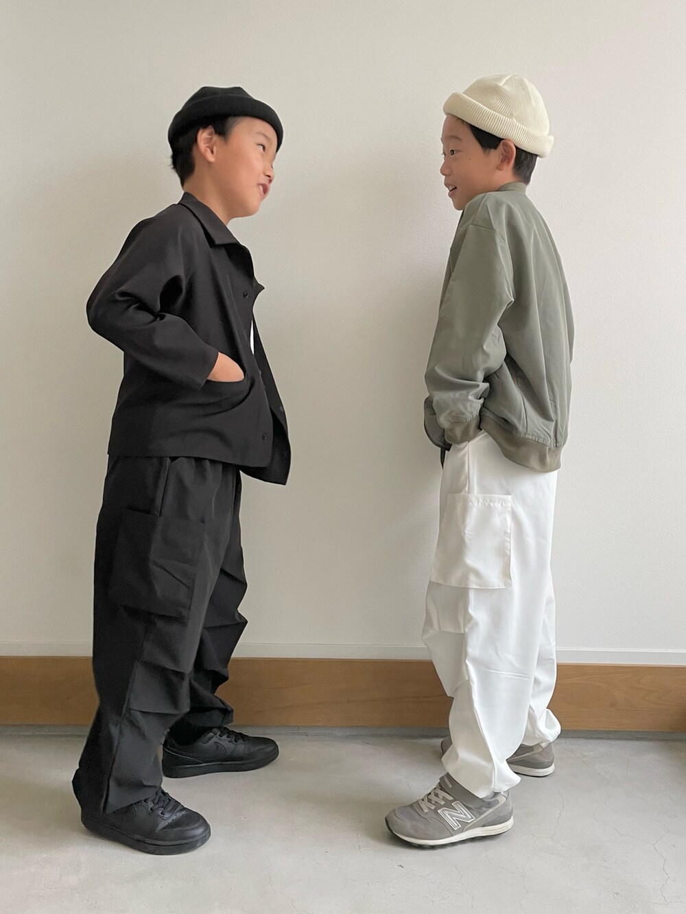 グリーン系のその他アウター、ホワイト系のその他パンツ、ブラック系のその他パンツを着用したキッズの秋コーディネートの2枚目の写真