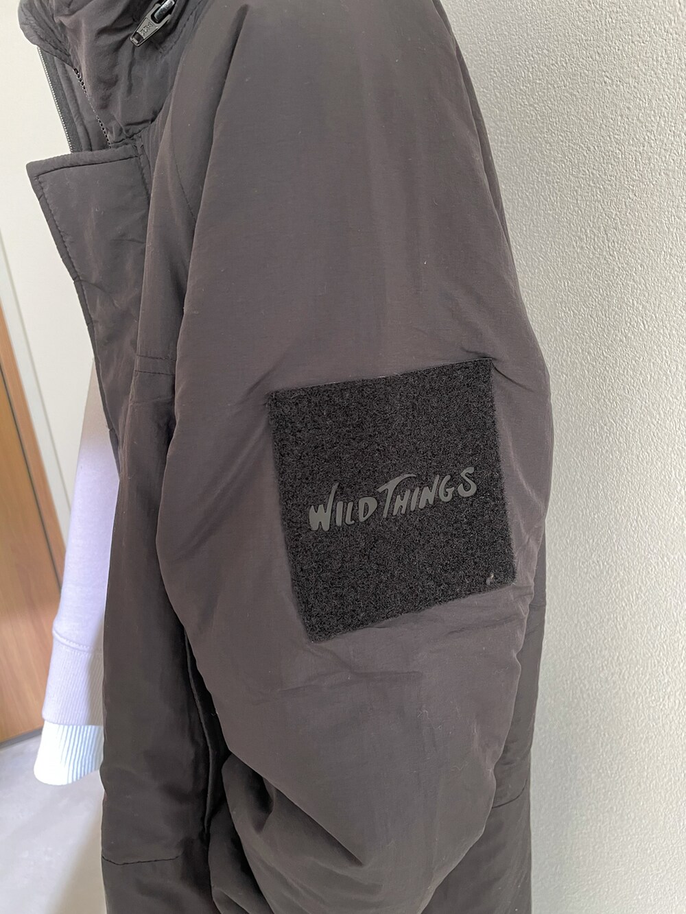 グレー系のその他パンツ、ベージュ系のスウェット、ブラック系のブルゾンを着用したキッズの秋コーディネートの4枚目の写真