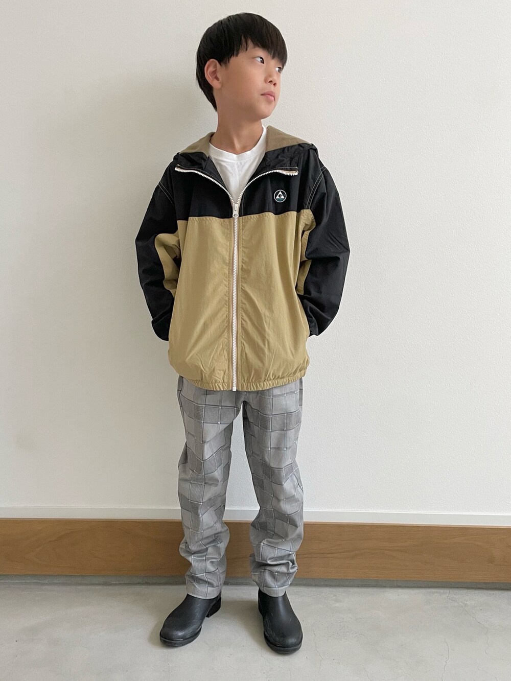 ベージュ系のマウンテンパーカー、グリーン系のマウンテンパーカー、グレー系のその他パンツを着用したキッズの秋コーディネートの4枚目の写真