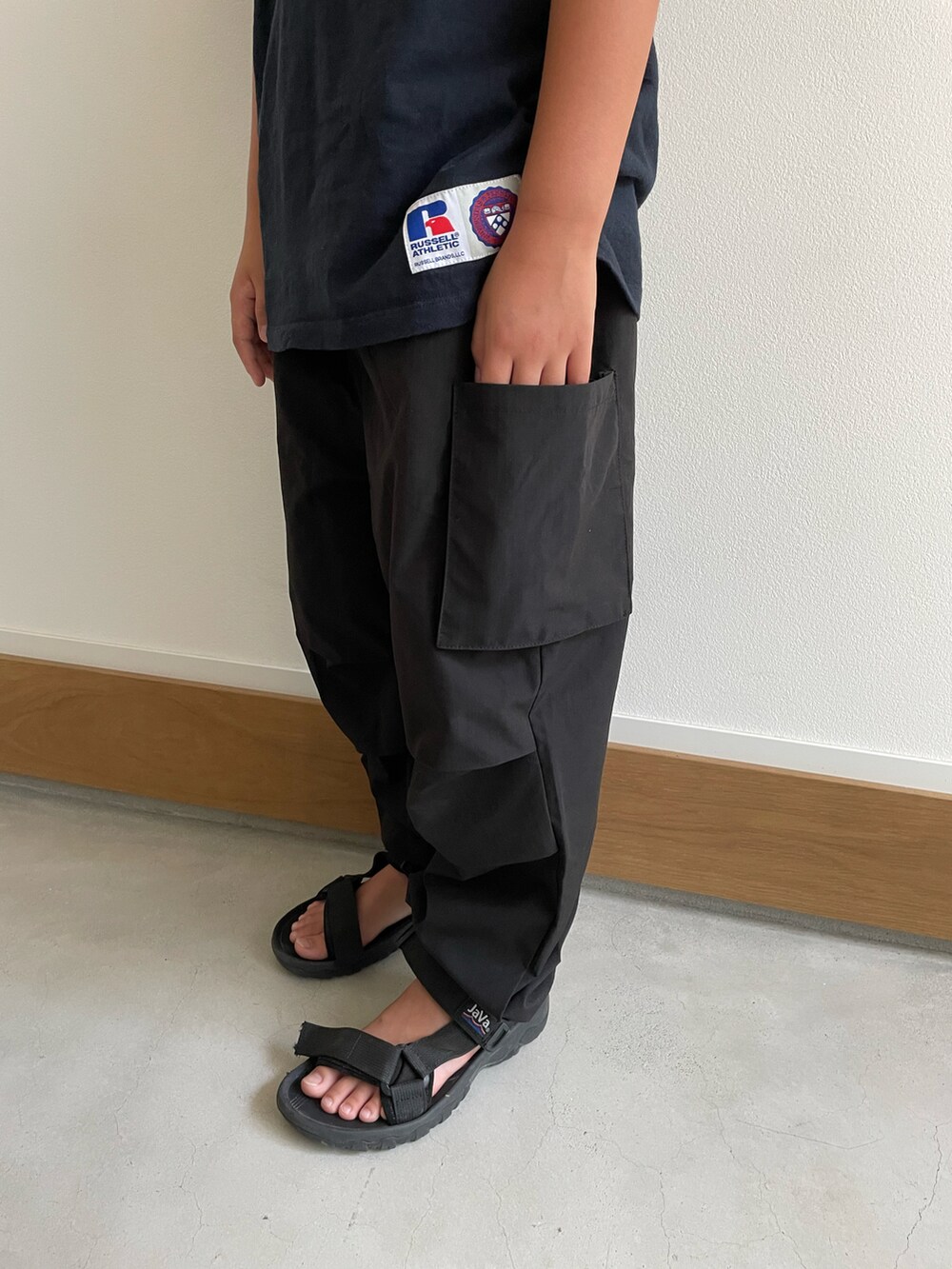 ブルー系のTシャツ/カットソー、ブラック系のその他パンツ、ブラック系のサンダルを着用したキッズの秋コーディネートの2枚目の写真