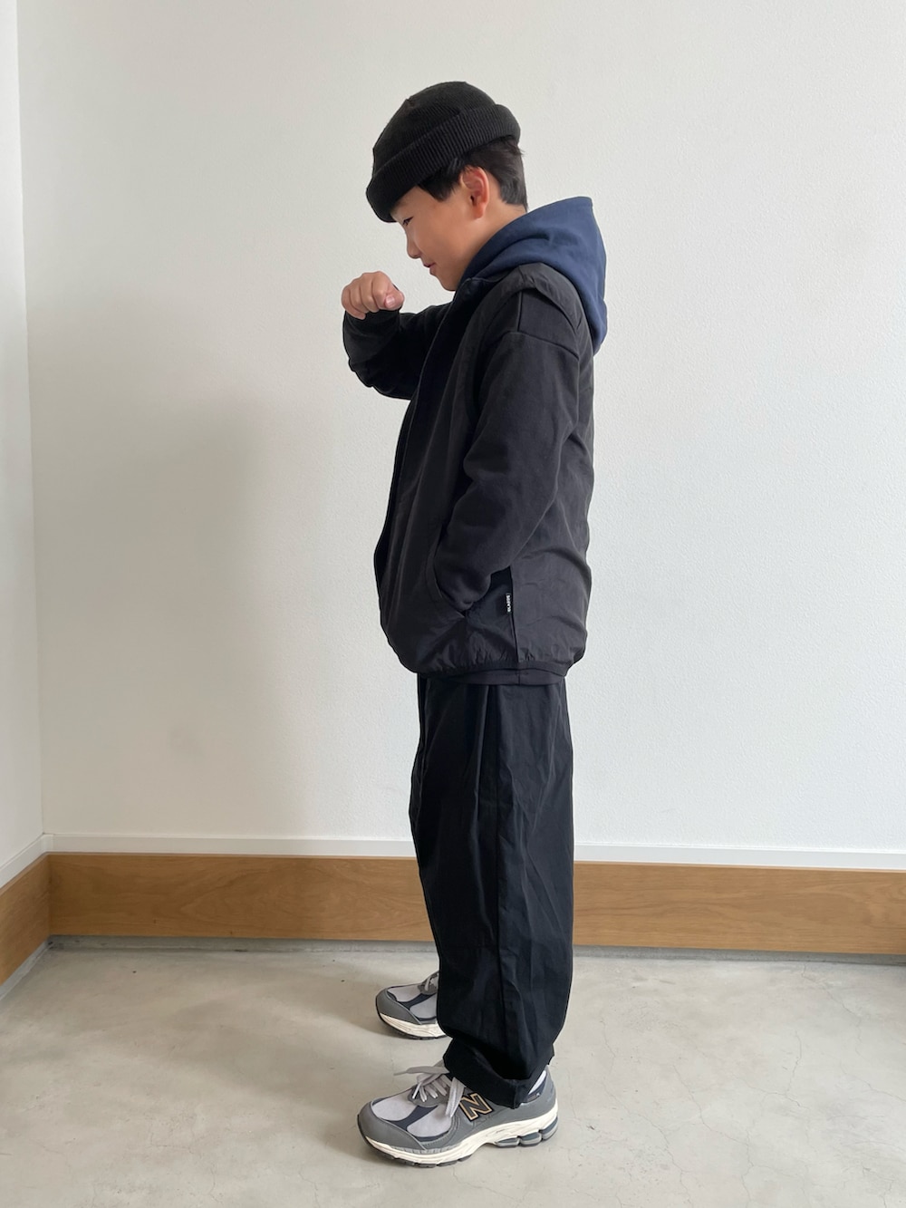 ブラック系のベスト、ブラック系のその他パンツ、ブラック系のパーカーを着用したキッズの冬コーディネートの2枚目の写真