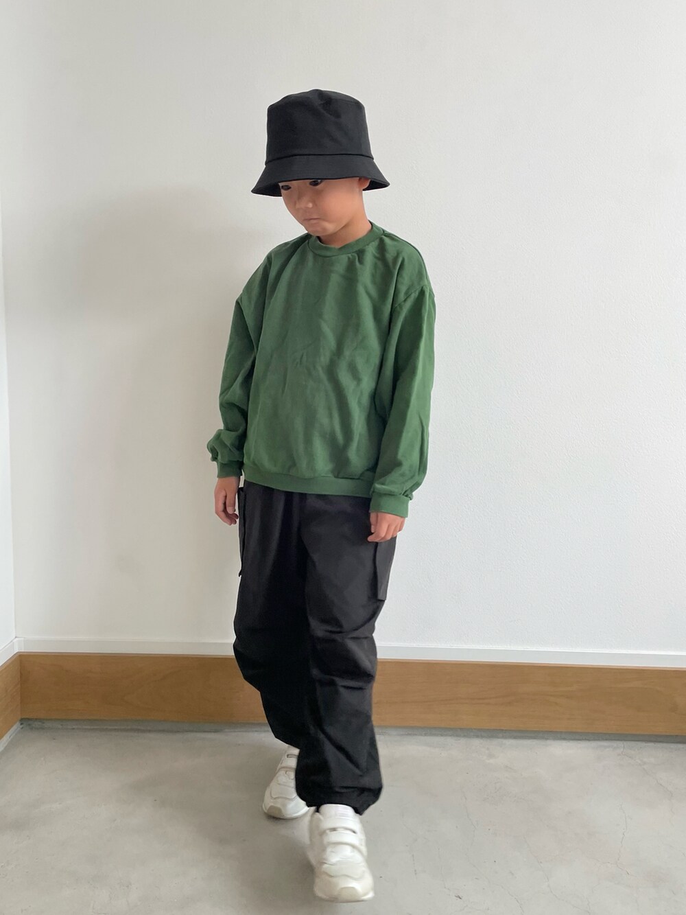 ブラック系のその他パンツを着用したキッズの秋コーディネートの2枚目の写真