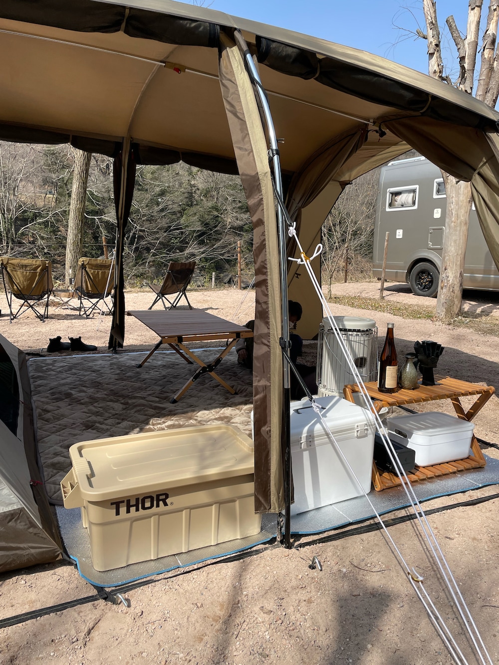 ブラック系のブルゾン、ブラック系のナイロンジャケット、ブラック系のレインシューズを着用したキッズの春コーディネートの2枚目の写真