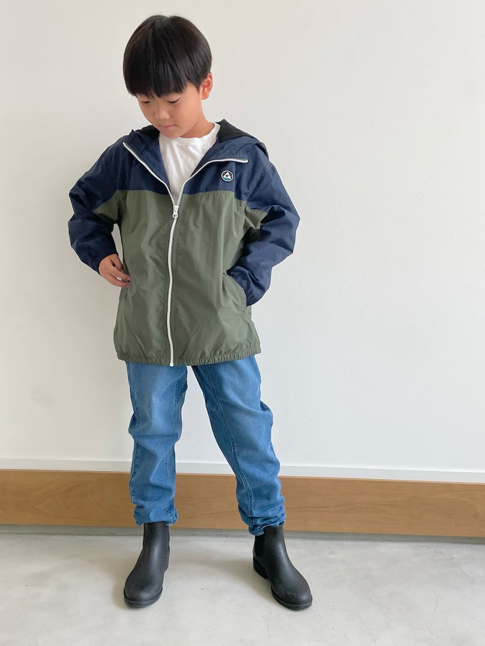 ベージュ系のマウンテンパーカー、グリーン系のマウンテンパーカー、グレー系のその他パンツを着用したキッズの秋コーディネートの2枚目の写真