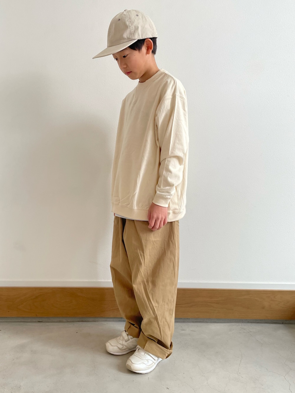 ベージュ系のその他パンツ、ホワイト系のTシャツ/カットソーを着用したキッズの冬コーディネートの2枚目の写真