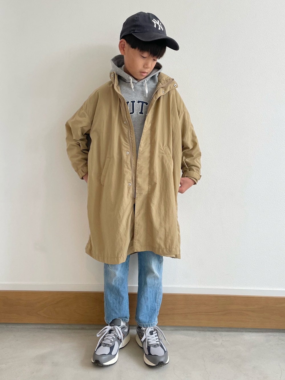 グレー系のスニーカー、グレー系のパーカーを着用したキッズの秋コーディネートの2枚目の写真