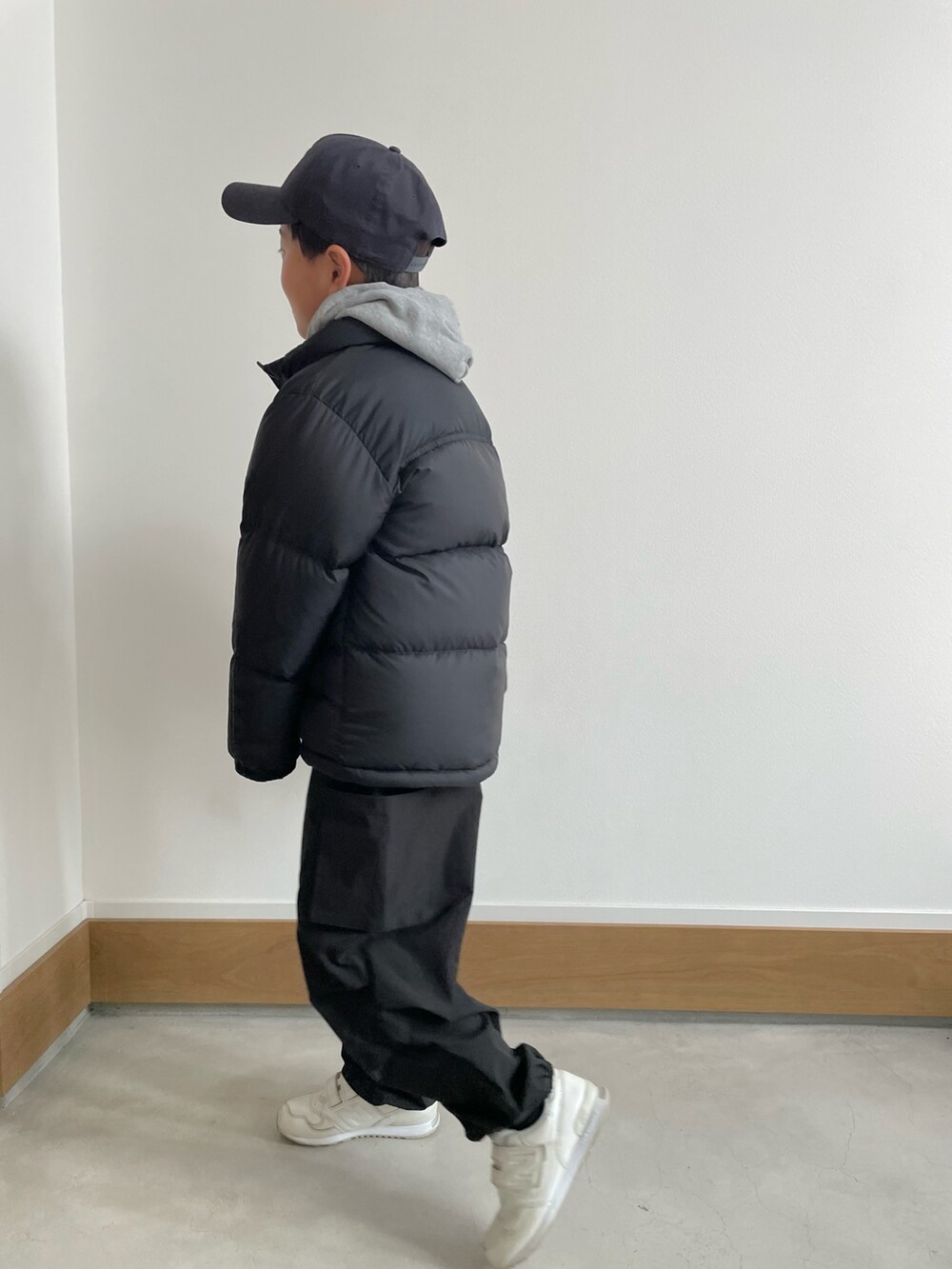 ブラック系のその他アウター、ブラック系のその他パンツを着用したキッズの秋コーディネートの2枚目の写真