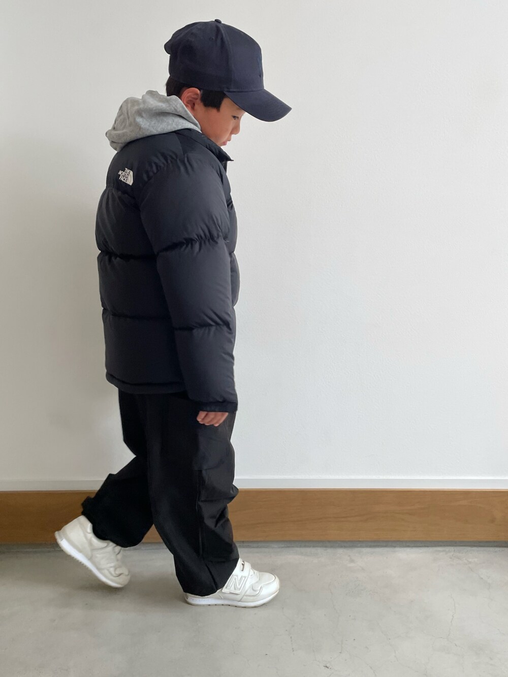 ブラック系のその他アウター、ブラック系のその他パンツを着用したキッズの秋コーディネートの3枚目の写真