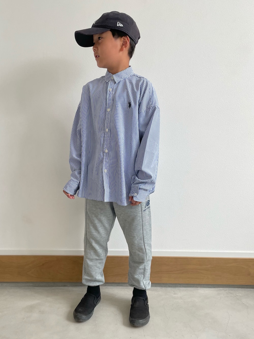 ブルー系のシャツ/ブラウスを着用したキッズの秋コーディネートの2枚目の写真