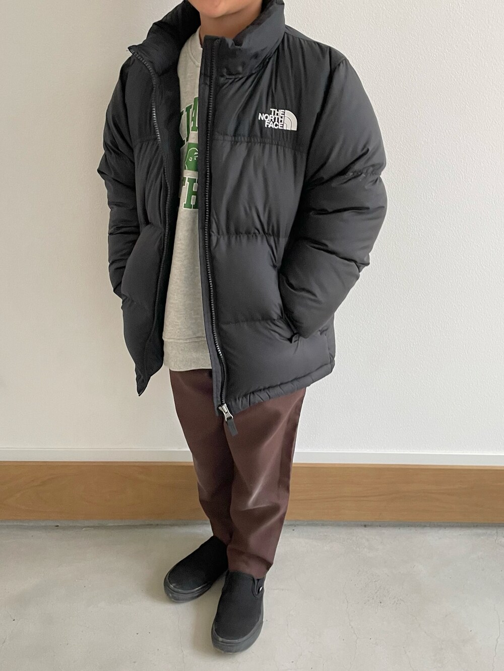 ブラック系のその他アウター、ブラウン系のその他パンツ、ブラック系のスリッポンを着用したキッズの冬コーディネートの2枚目の写真