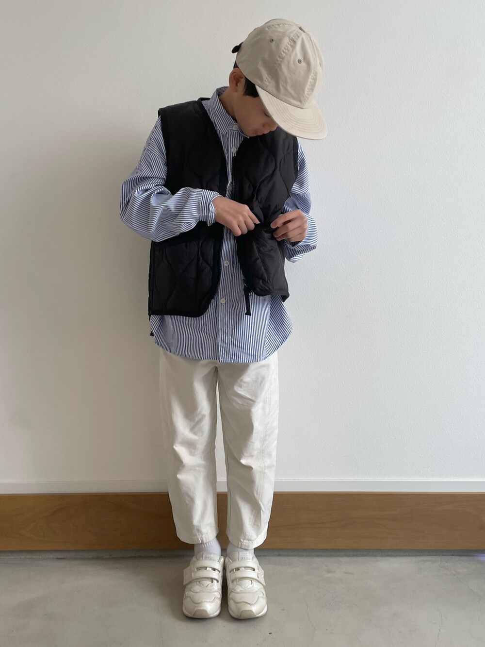 ブルー系のシャツ/ブラウス、ブラック系のダウンベストを着用したキッズの冬コーディネートの2枚目の写真