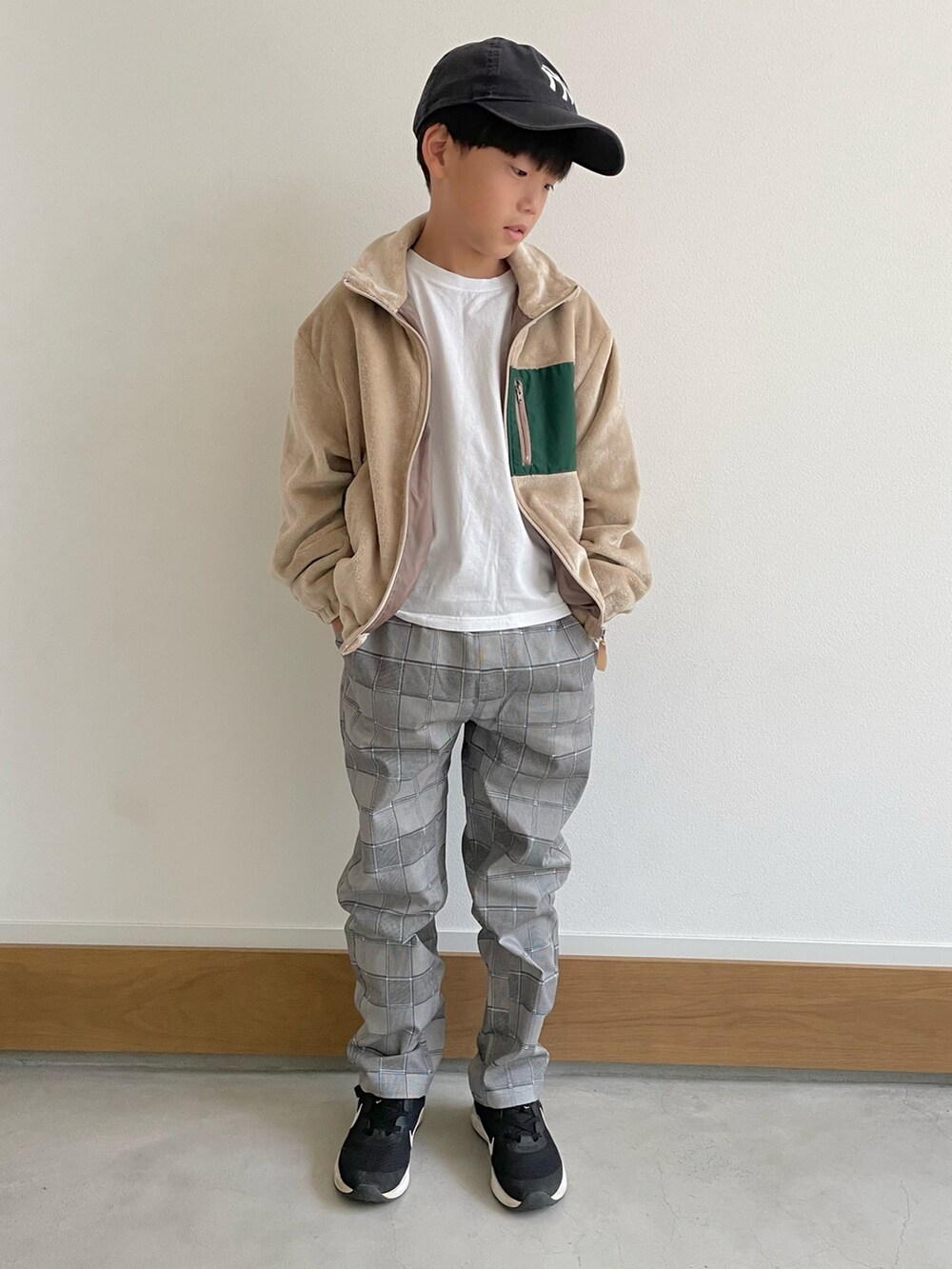ブラック系のブルゾン、ベージュ系のブルゾン、グレー系のその他パンツを着用したキッズの秋コーディネートの3枚目の写真