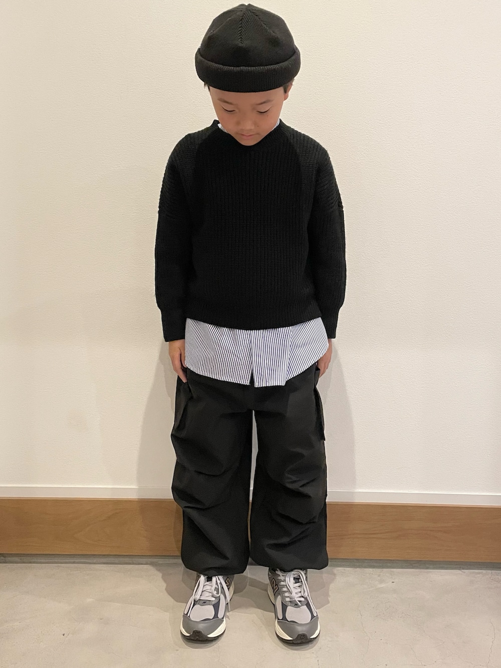 グレー系のスニーカー、ブルー系のシャツ/ブラウスを着用したキッズの冬コーディネートの2枚目の写真