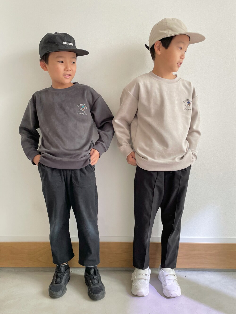 ベージュ系のスウェット、グレー系のスウェット、ブラック系のその他パンツを着用したキッズの秋コーディネートの2枚目の写真