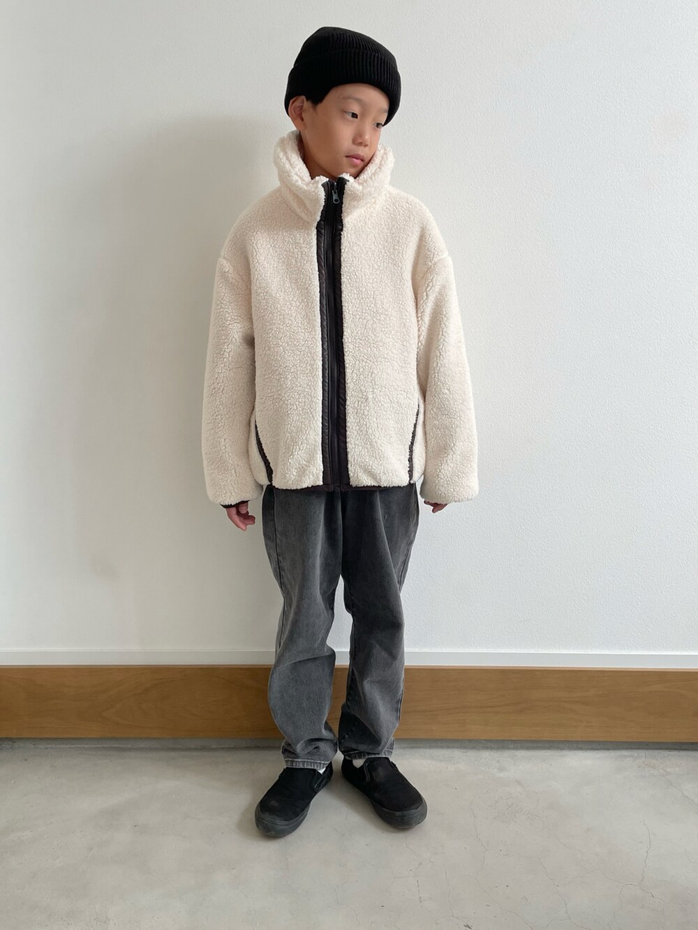 グリーン系のブルゾンを着用したキッズの秋コーディネートの2枚目の写真