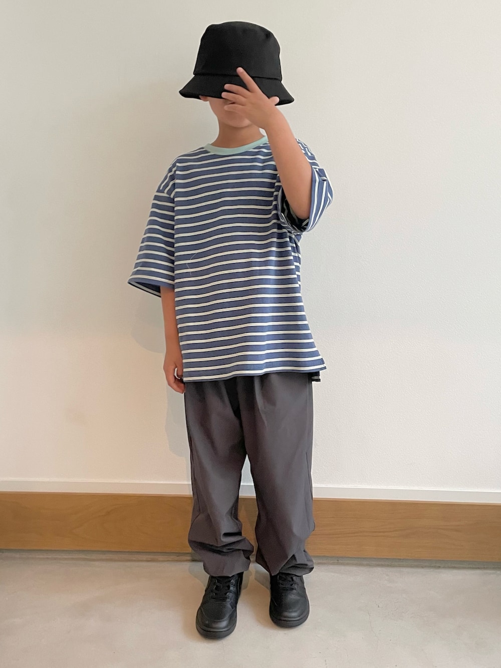 グレー系のその他パンツ、ブルー系のTシャツ/カットソー、ブラック系のスニーカーを着用したキッズの春コーディネートの2枚目の写真