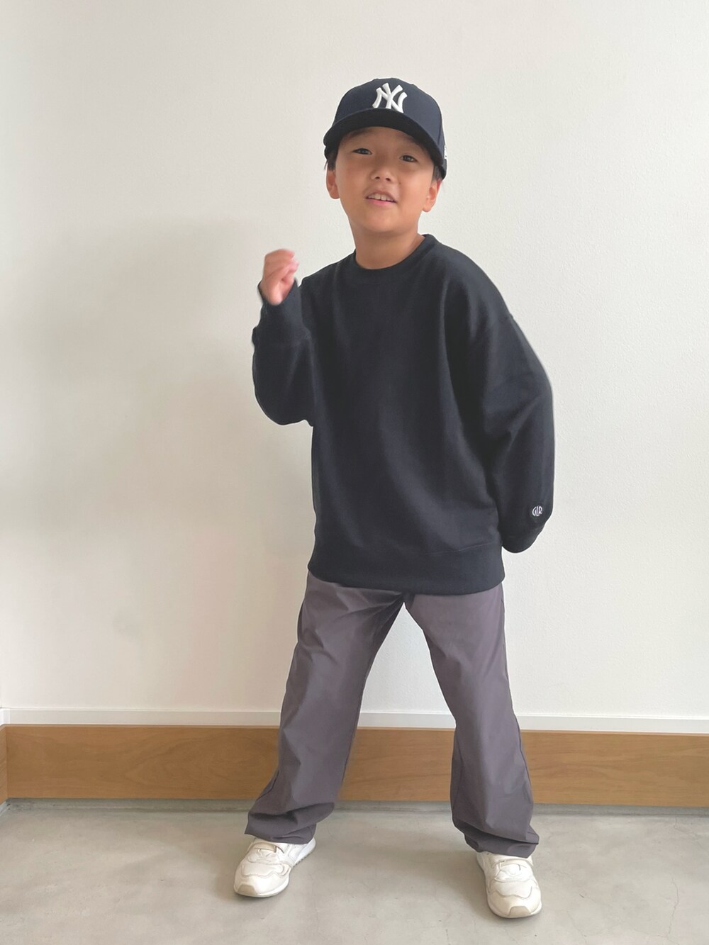 ブラック系のスウェット、グレー系のその他パンツを着用したキッズの秋コーディネートの2枚目の写真